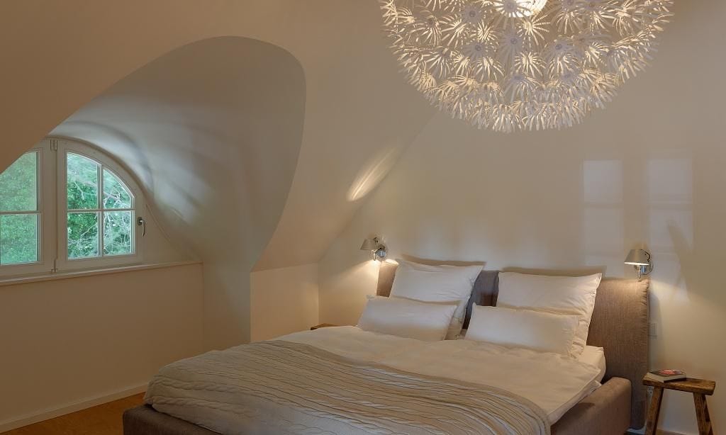 Schlafzimmer mit Doppelbett und dekorativer Beleuchtung