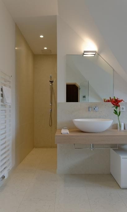 Helles Badezimmer mit Dusche und Waschbecken