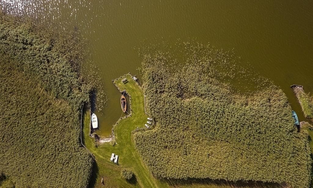 Vogelperspektive auf Gewässer mit Booten