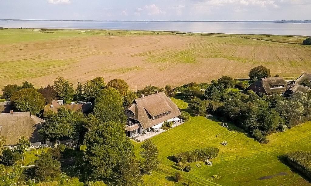 Luftaufnahme des Ferienhauses in der Natur