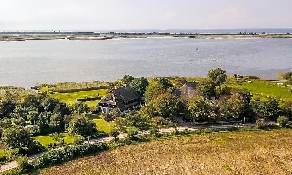 Luftansicht eines Hauses an der Wasserfront