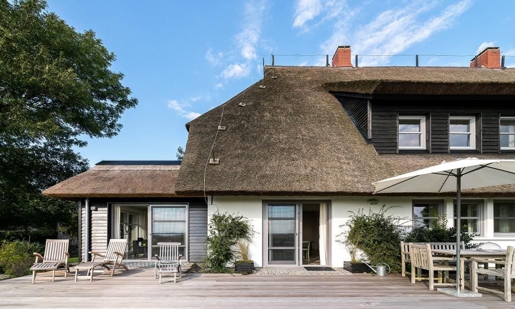 Terrasse mit Holzdeck und Gartensitzmöbeln