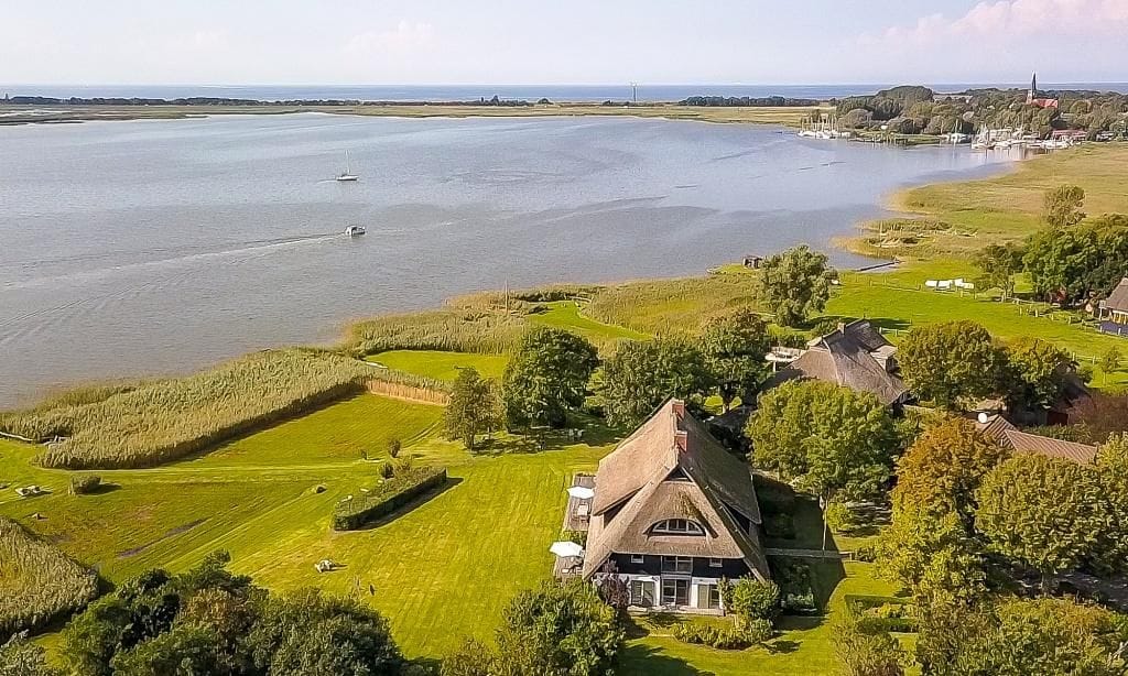 Luftaufnahme eines Ferienhauses am Wasser