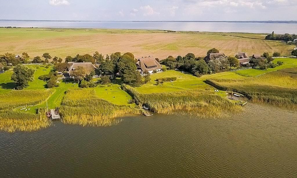 Luftaufnahme eines Ferienhauses am Wasser