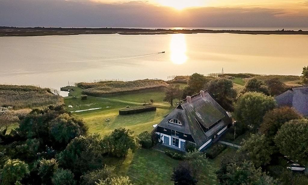 Vogelperspektive auf Haus am Wasser