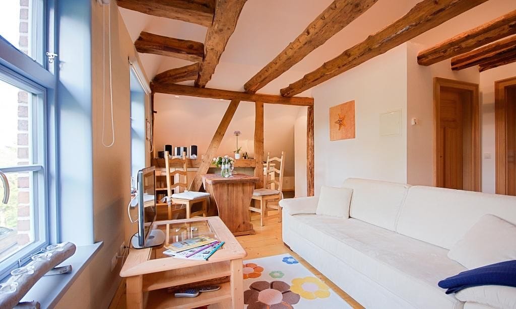 Gemütliches Wohnzimmer mit Holzbalken