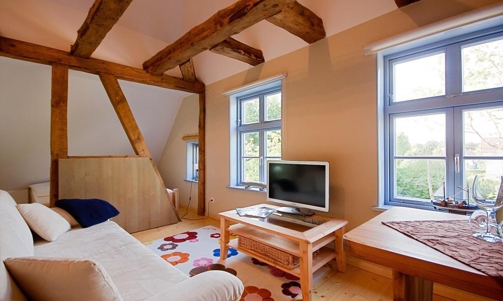 Gemütliches Wohnzimmer mit Sofa und Fernseher