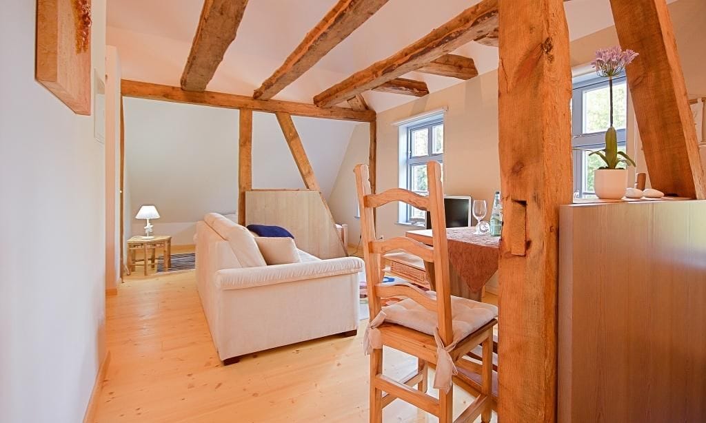 Gemütliches Wohnzimmer mit Holzdetails