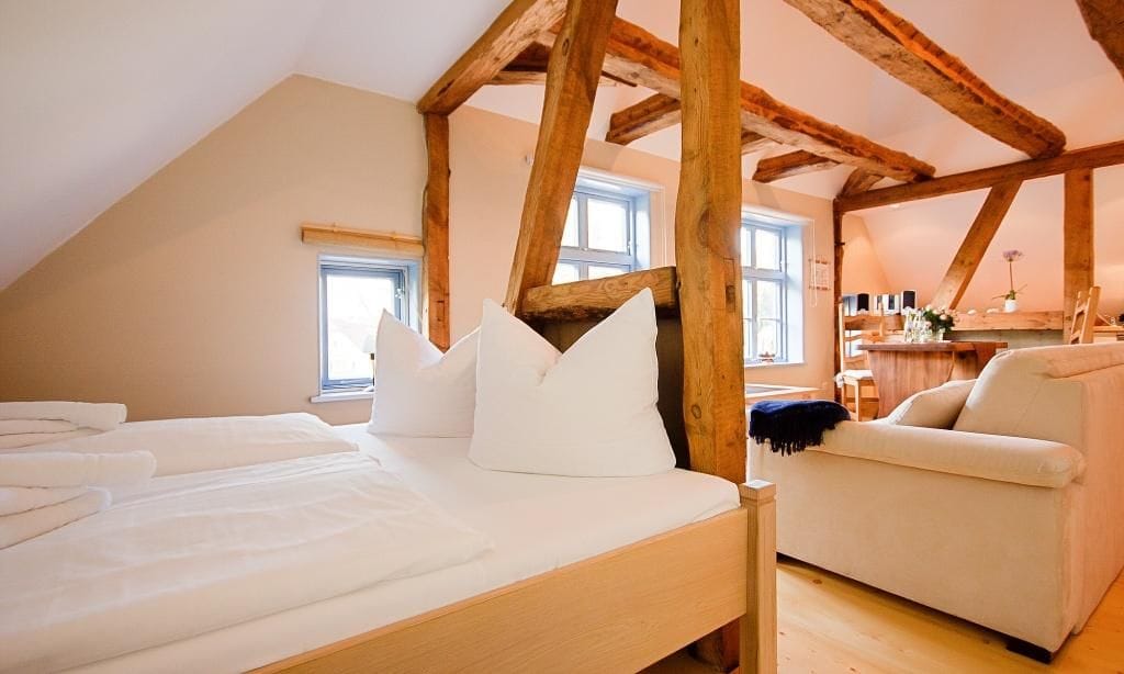 Helles Schlafzimmer mit zwei Betten