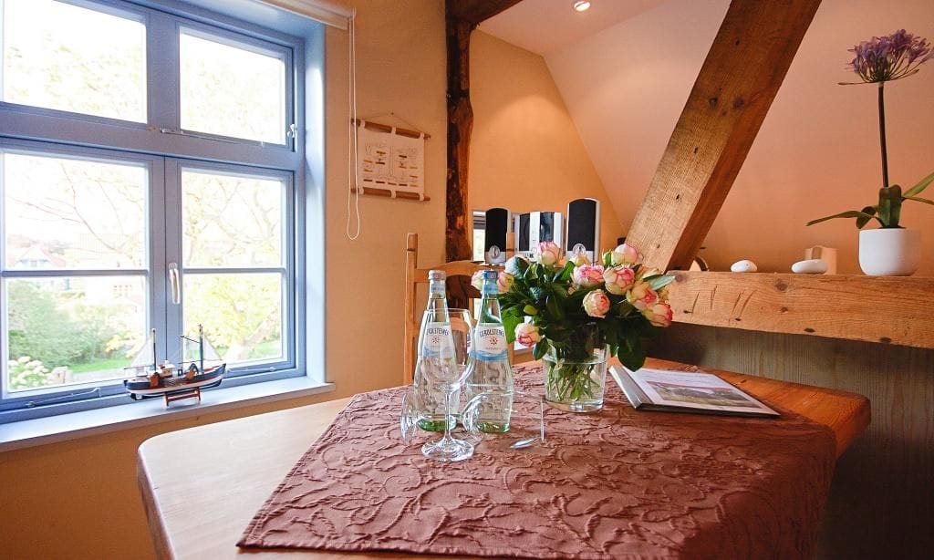 Küche mit Fenster und gedecktem Tisch