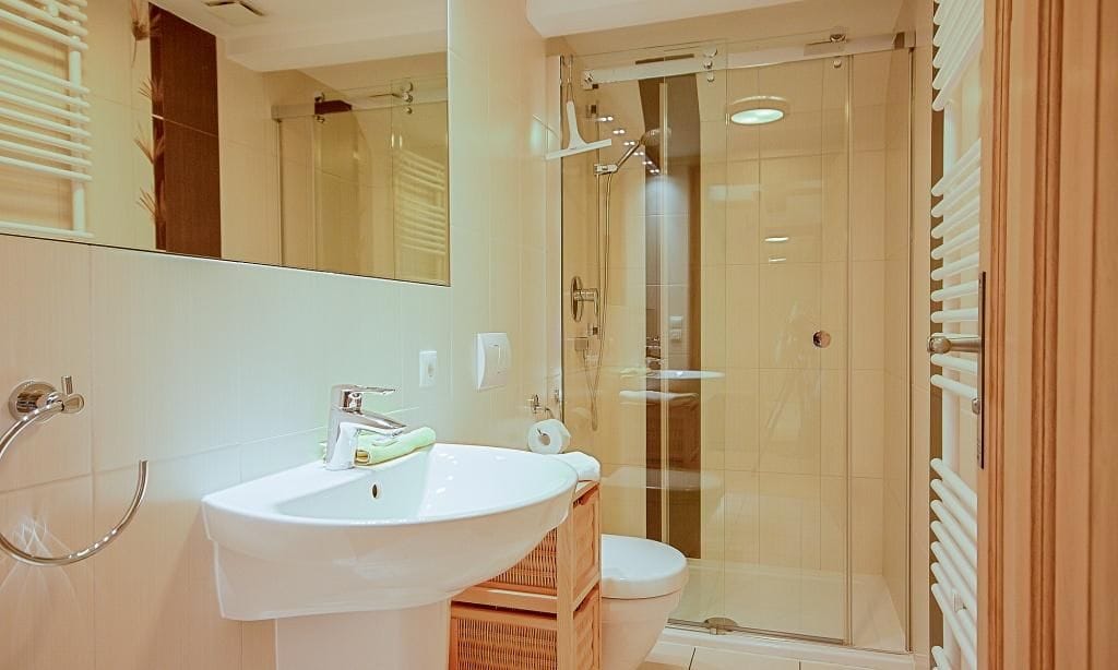Modernes Badezimmer mit Dusche und Waschbecken