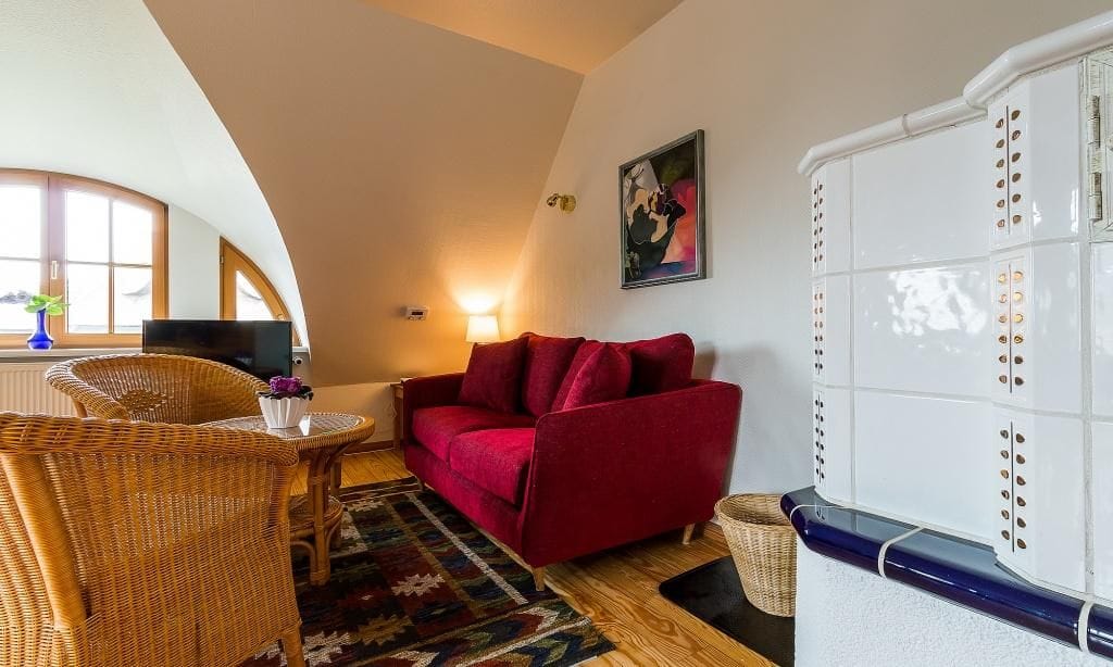 Wohnzimmer mit rotem Sofa und Fernseher