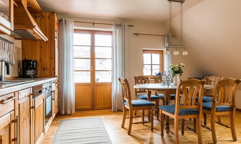 Helle Küche mit Esstisch und Holzschränken