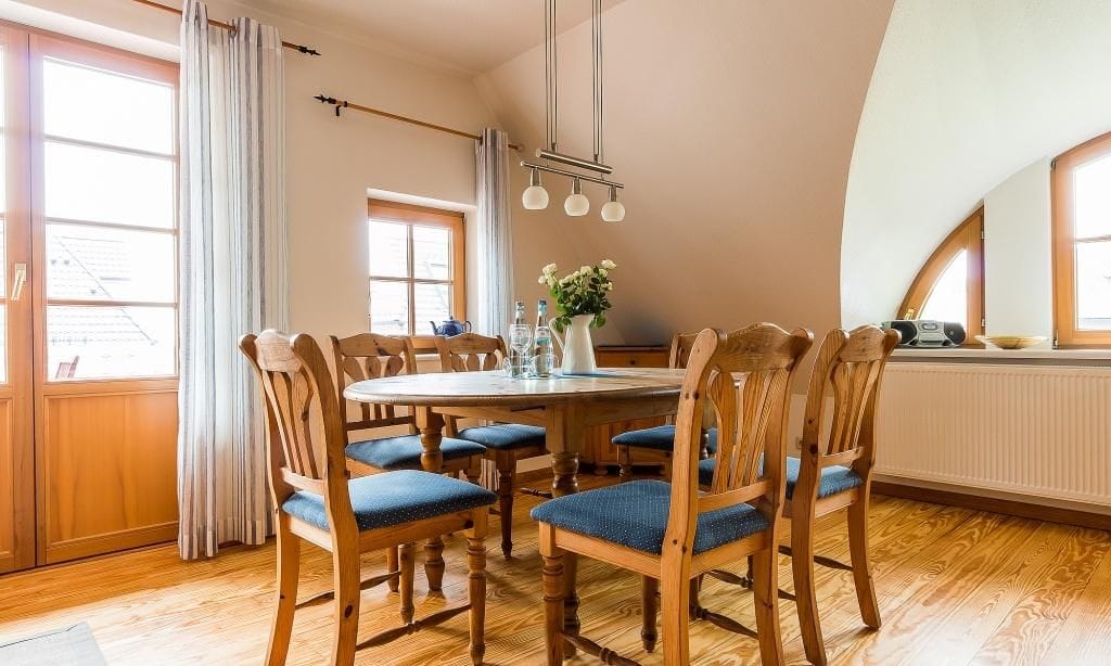 Küche mit Esstisch und sechs Stühlen