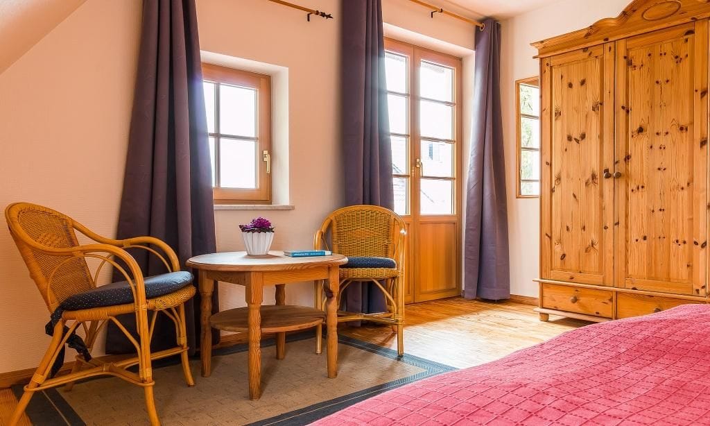 Gemütliches Schlafzimmer mit Stühlen und Tisch