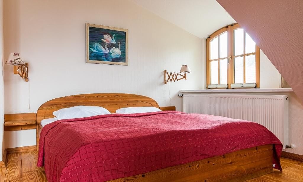 Schlafzimmer mit gemütlichem Doppelbett
