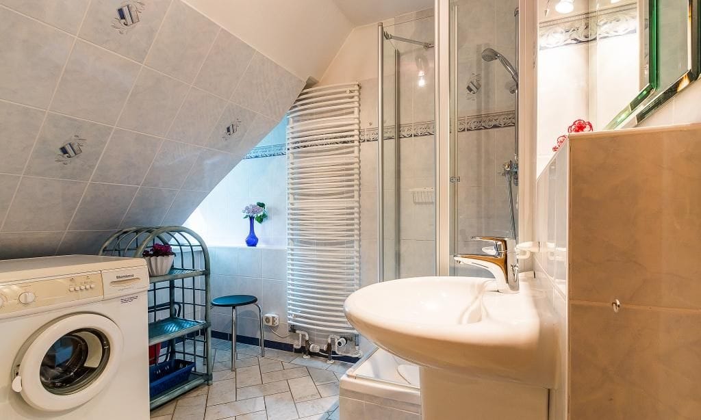 Modernes Badezimmer mit Dusche und Waschmaschine