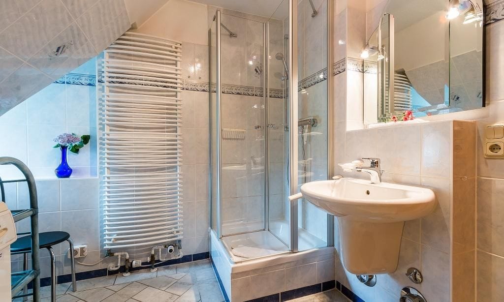 Modernes Badezimmer mit Dusche und Waschbecken