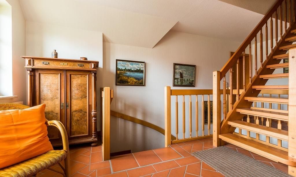 Flur mit Treppe und stilvollen Möbeln