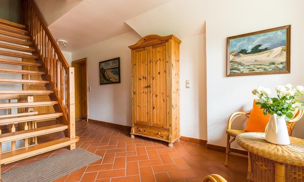 Eingangsbereich mit Treppe und Garderobe
