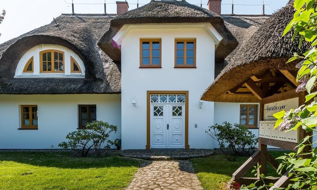 Außenansicht eines Hauses mit reetgedecktem Dach