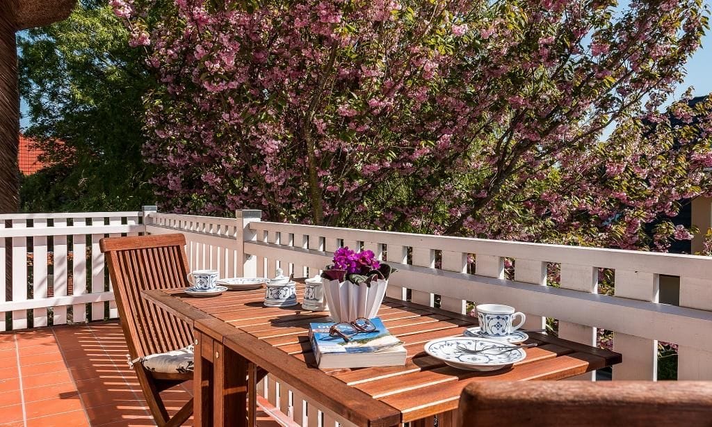 Einladende Terrasse mit Tisch und Blumen