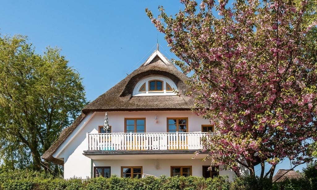 Außenansicht eines Hauses mit Balkon