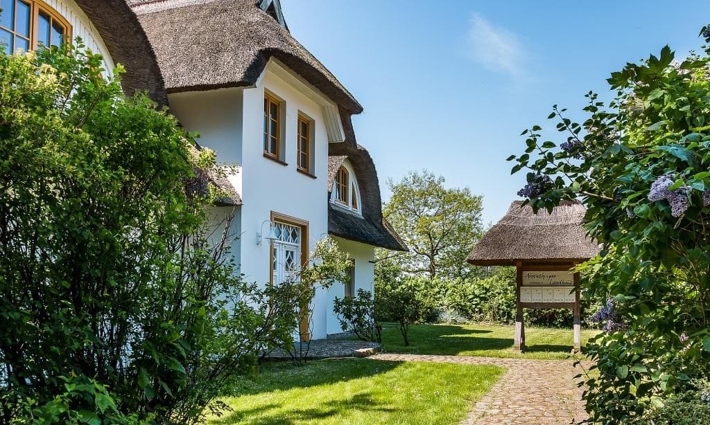 Außenansicht eines Reetdachhauses