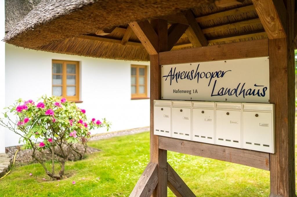 Eingang zum Landhaus mit Briefkästen