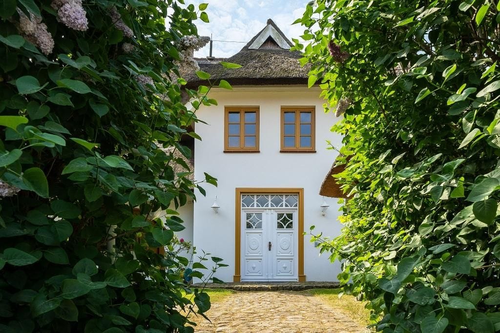 Außenansicht eines charmanten Gebäudes mit weißer Fassade