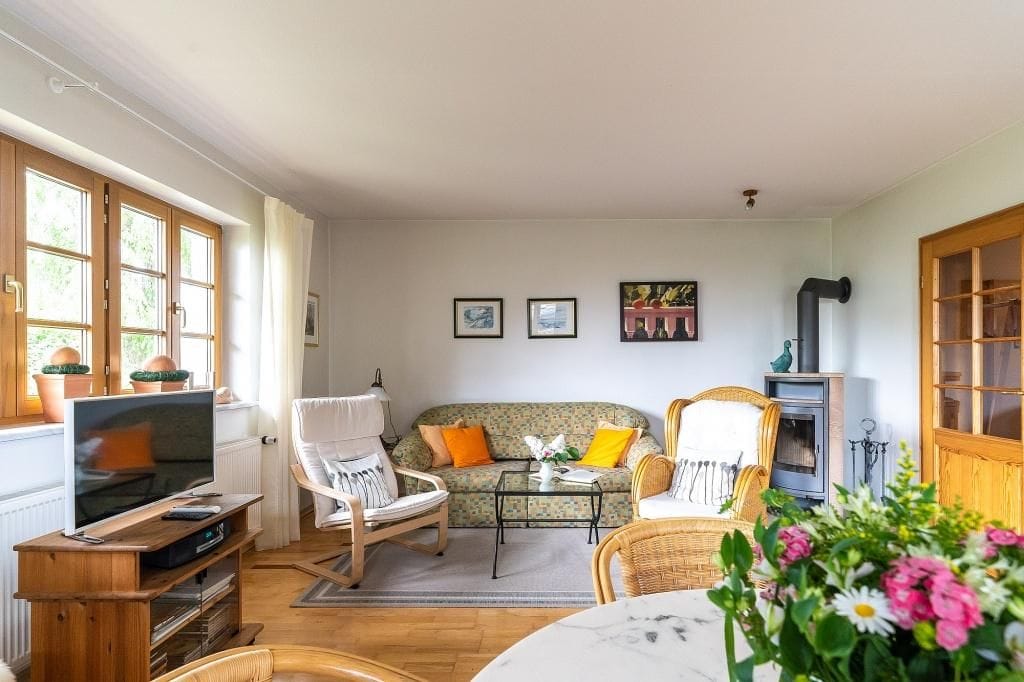 Gemütliches Wohnzimmer mit Sofa und Sessel