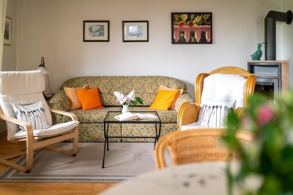 Gemütliches Wohnzimmer mit Sofa und Sesseln