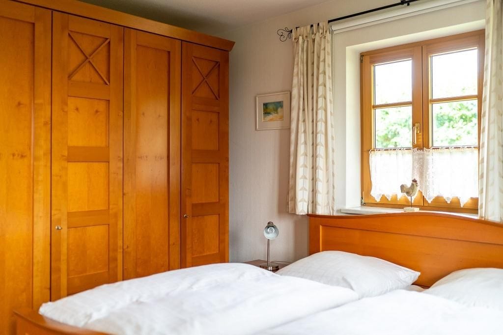 Gemütliches Schlafzimmer mit Holzregal