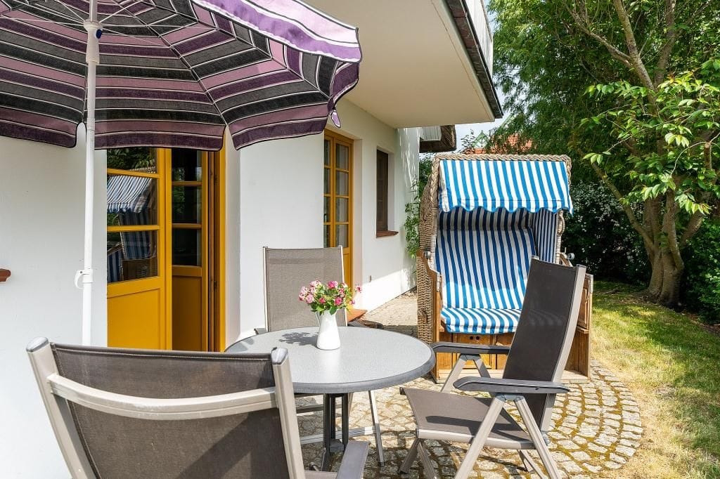 Gemütliche Terrasse mit Tisch und Stühlen