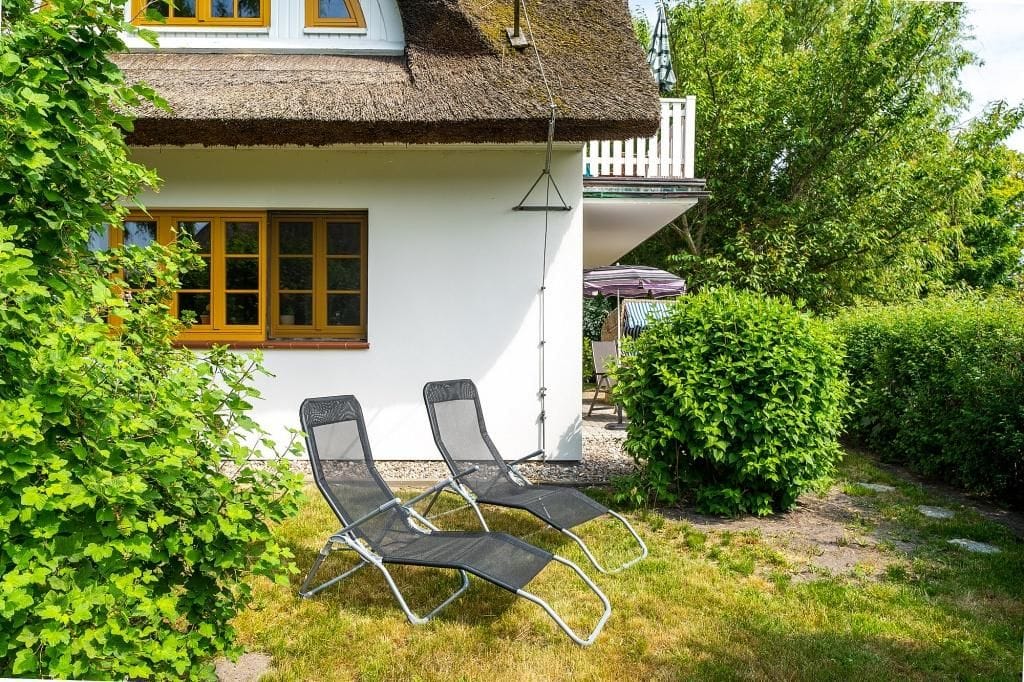 Terrasse mit Liegen und Blick ins Grüne