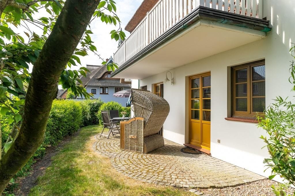 Terrasse mit Gartenmöbeln