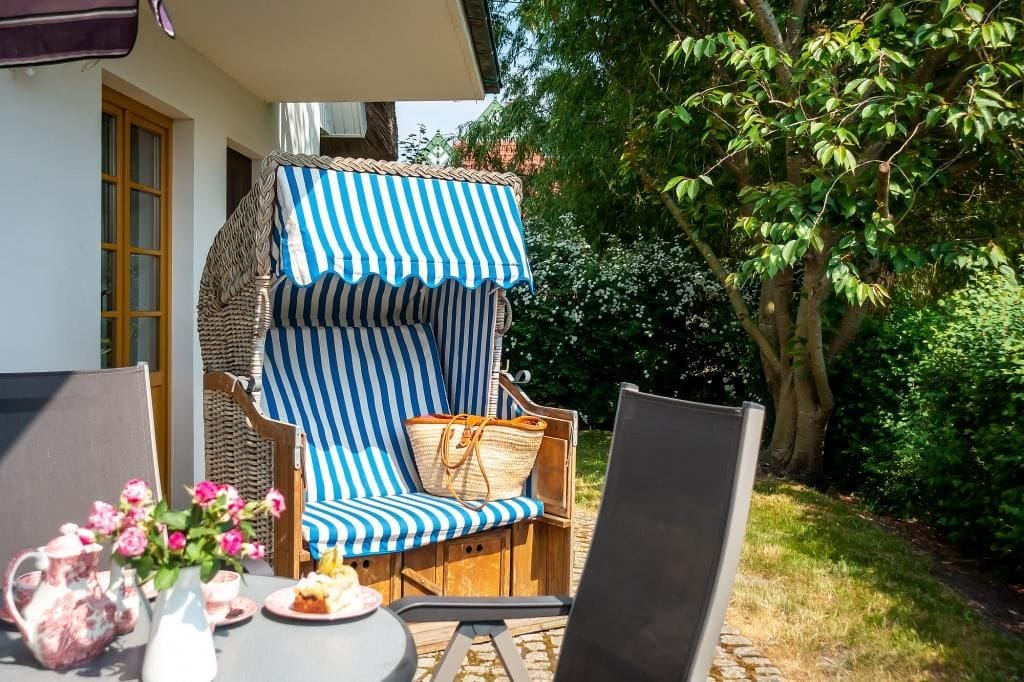 Terrasse mit Strandkorb und Tisch