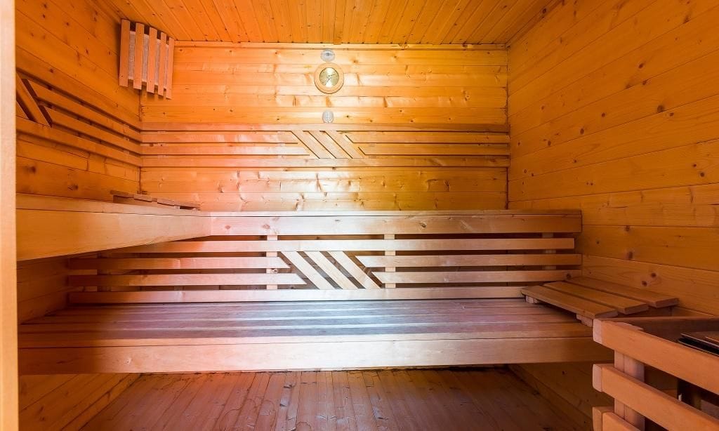Sauna mit Holzverkleidung und Bänken