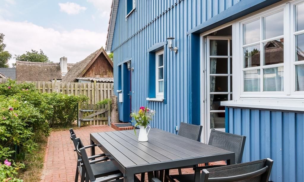 Terrasse mit Gartenmöbeln und einladender Atmosphäre