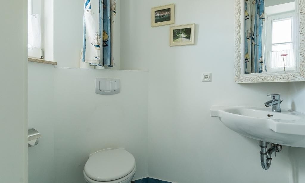 Helles Badezimmer mit Waschbecken und Toilette