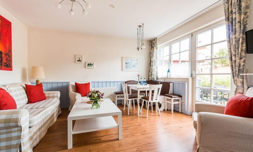 Helles Wohnzimmer mit Sofa und Esstisch