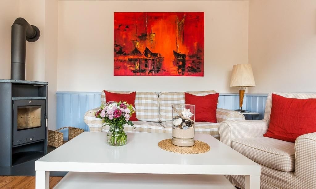 Wohnzimmer mit Sofa und Kamin