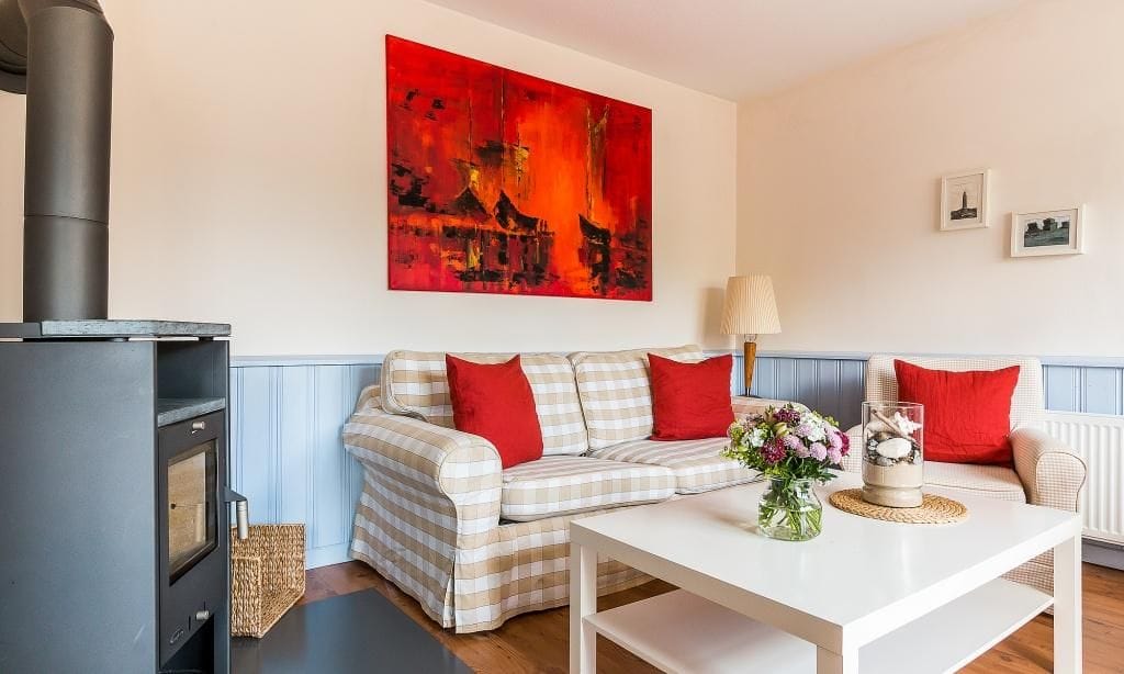 Gemütliches Wohnzimmer mit Sofa und Tisch.