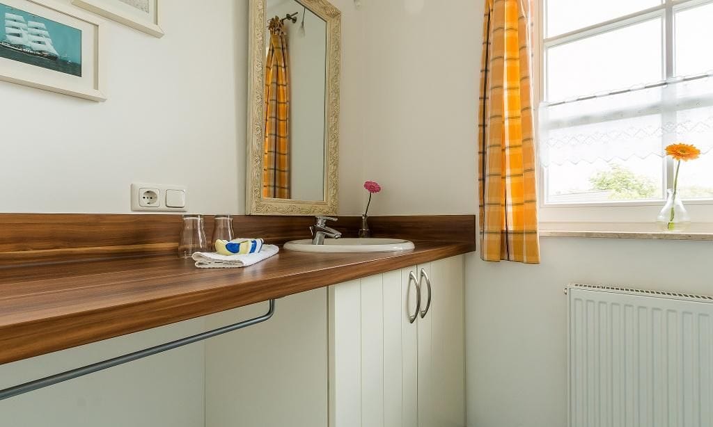 Badezimmer mit Holzablage und Waschbecken