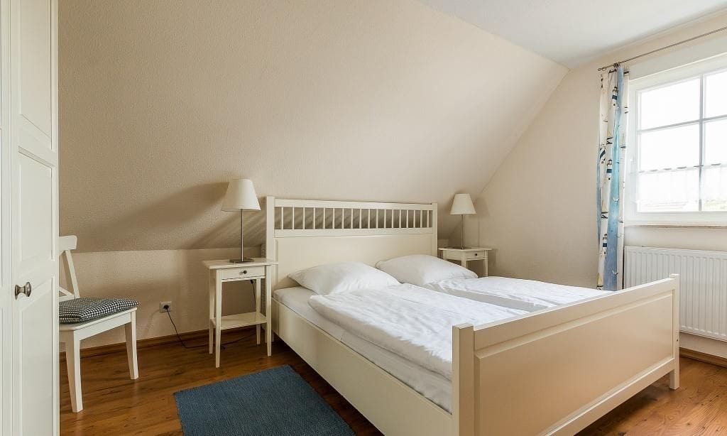 Schlafzimmer mit Doppelbett und Nachttischen