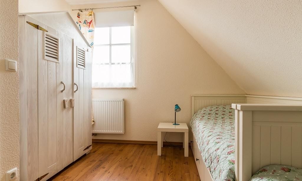 Helles Schlafzimmer mit Einzelbett