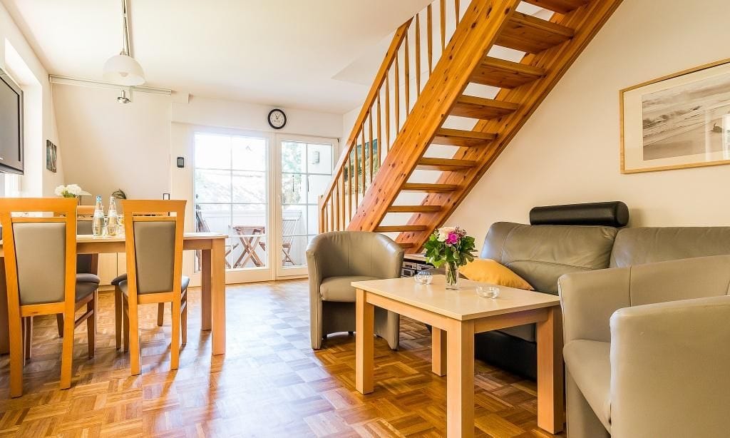 Einladendes Wohnzimmer mit Essbereich und Terrassenzugang