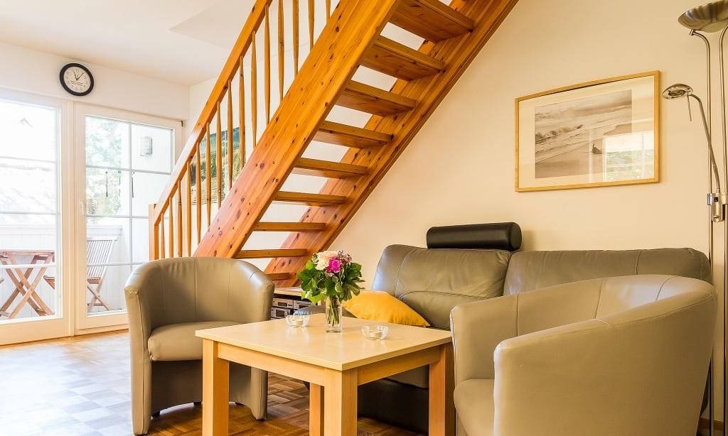 Helles Wohnzimmer mit Holztreppe