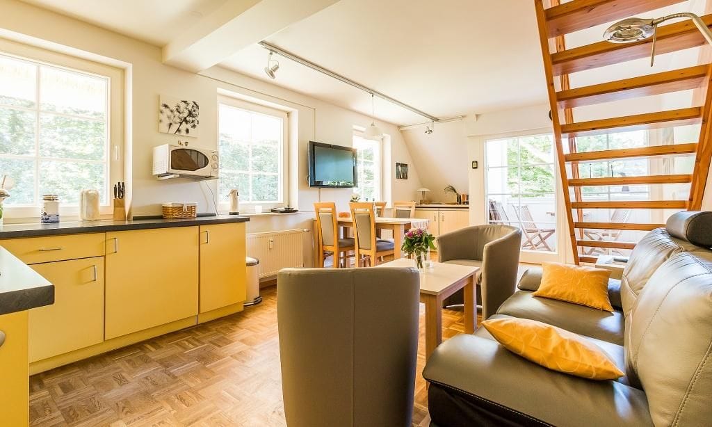 Moderne Küche mit Essbereich und Zugang zum Balkon