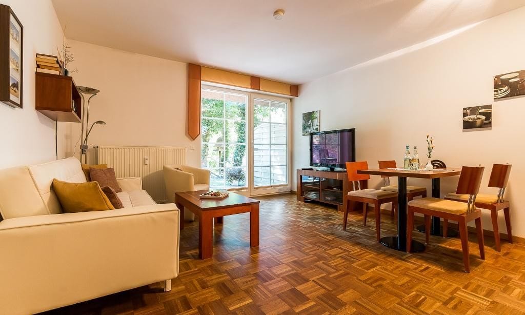 Gemütliches Wohnzimmer mit Sofa und Fernseher